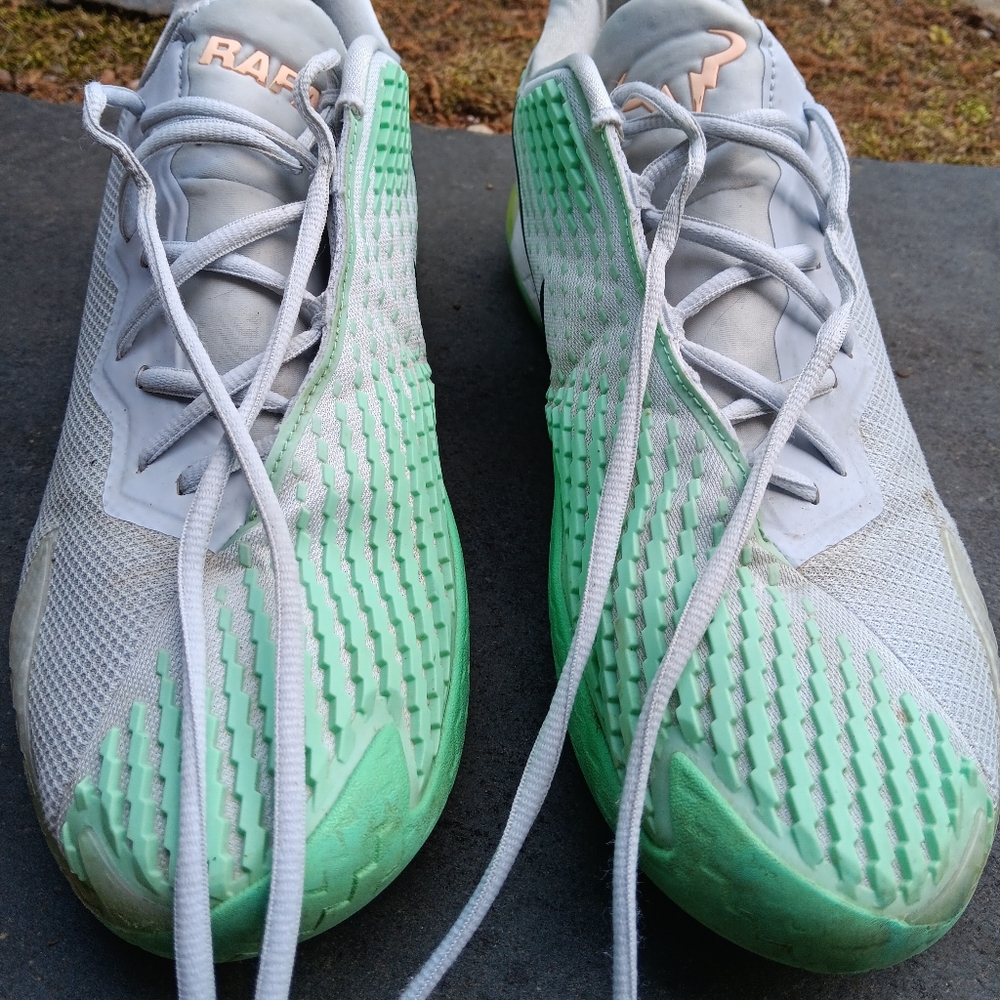 Athletic tennis shoes. Like new.